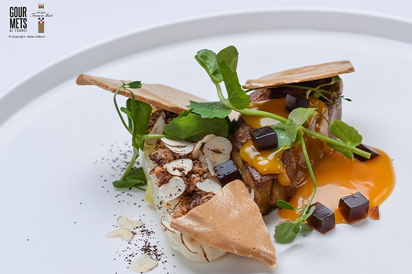 foie-gras-poele-chutney-mangue-endives-confites-aux agrumes-meringue-et gel-cafe